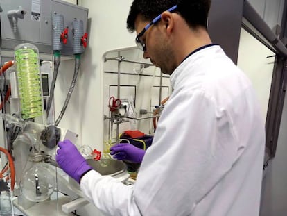 A lab technician working at PharmaMar.