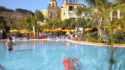 Turistas en el hotel Cordial Mogán, en Mogán (Gran Canaria), en una imagen cedida por la cadena hotelera.