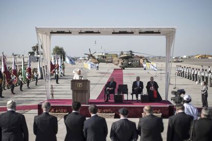 El Papa pronuncia un discurso junto al presidente israelí, Shimon Peres y el primer ministro Benjamin Netanyahu en el aeropuerto de Ben Gurion.