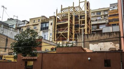 Edifici de fusta en construcció al carrer de Beat Almató, en el districte de Gràcia.