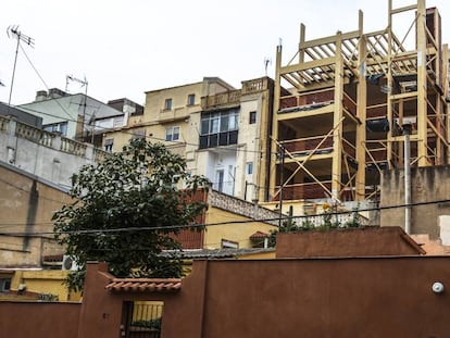 Edifici de fusta en construcció al carrer de Beat Almató, en el districte de Gràcia.