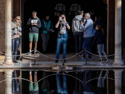 Turistas en el patio de los Arrayanes de la Alhambra.