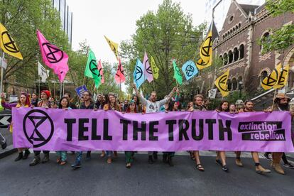 Marcha en una calle de Melbourne durante una protesta de Extinction Rebellion en Melbourne.