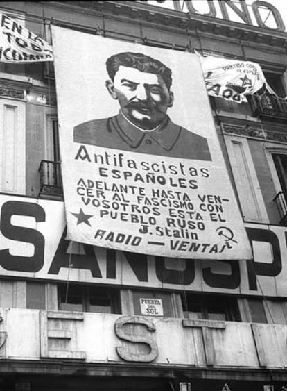 Retrato de Stalin en la Puerta del Sol de Madrid en noviembre de 1936.