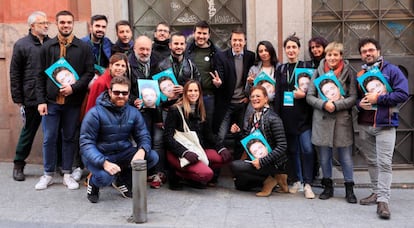 El candidato de Más País a la presidencia del Gobierno, Íñigo Errejón (en el centro), posa con algunos apoderados de su partido tras votar en el colegio Santa Teresa de Jesús de Madrid.