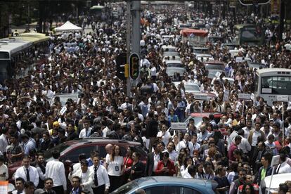 Una multitud de persones evacuades a causa del terratrèmol roman a l'avinguda Reforma de Ciutat de Mèxic.