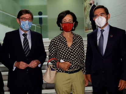 Desde la izquierda, presidente de CaixaBank, Ana Botín, presidenta del Santander, y Carlos Torres, presidente del BBVA, en agosto de 2020 en Madrid.
