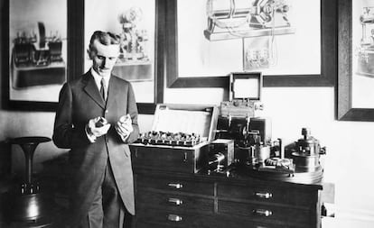 Nikola Tesla, en su laboratorio en Estados Unidos, en 1910.