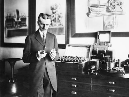 Nikola Tesla, en su laboratorio en Estados Unidos, en 1910.