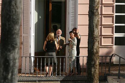 Fuensanta Coves (de espaldas), Isaías Pérez Saldaña, Evangelina Naranjo y Micaela Navarro (detrás), durante un descanso del Consejo de Gobierno celebrado ayer en Sevilla.