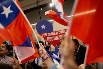 Un opositor al proyecto de Constitución sostiene un cartel con la frase "Por a amor a Chile rechazo", durante las celebraciones posteriores al plebiscito.