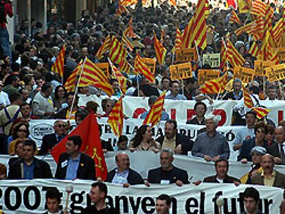 La manifestación del 25 d'Abril a su paso por el centro de Valencia.