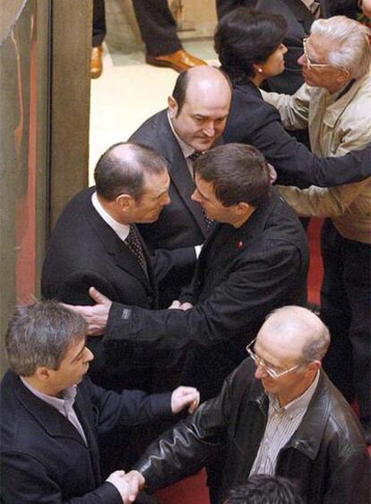 Juan José Ibarretxe y Arnaldo Otegi se saludan en la capilla ardiente de Gorka Agirre