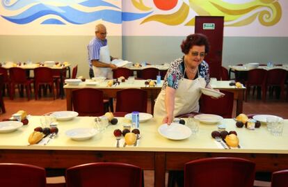 Voluntarios en un comedor social religioso en Bilbao.