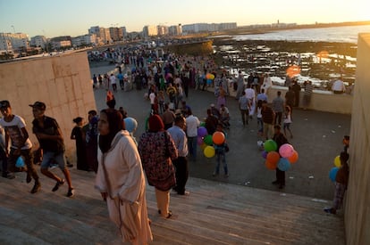 La costa de Casablanca es un lugar habitual de reuni&oacute;n y asueto de las familias tradicionales marroqu&iacute;es. A mediados de 2014, muchas mujeres salieron a la calle para protestar por las declaraciones del presidente del pa&iacute;s, Abdelilah Benkiran, en las que las exhort&oacute; a quedarse en casa, para que &ldquo;el hogar no deje de estar iluminado&rdquo;. Las asociaciones feministas denuncian la proliferaci&oacute;n de este tipo de declaraciones desde la llegada al poder del partido islamista PJD.