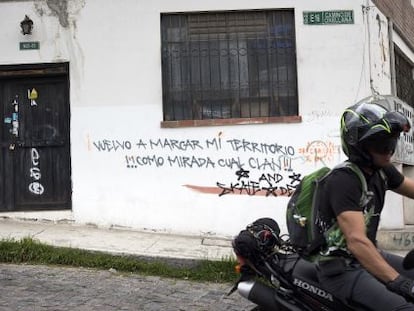 Wall graffiti corrected by Acción Ortográfica Quito.