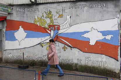 Mural en la zona de mayoría serbia de Mitrovica con el mensaje "Kosovo es Serbia, Crimea es Rusia".