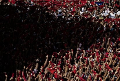 Milhares de pessoas levantam o tradicional 'pañuelico' vermelho na Plaza del Ayuntamiento de Pamplona.