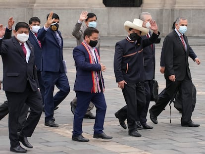 Pedro Castillo, con sombrero, junto al ministro de Economía (a la izquierda de Castillo) y el primer ministro, Guido Bellido, a su derecha, en los alrededores del Congreso, este jueves en Lima.