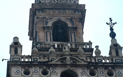 La borrasca ‘Leonardo’ derriba una de las azucenas de la Giralda