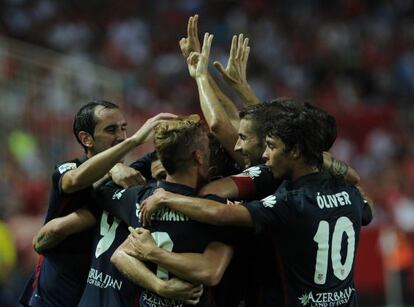 Los jugadores del Atlético celebran el 0-1, obra de Koke.