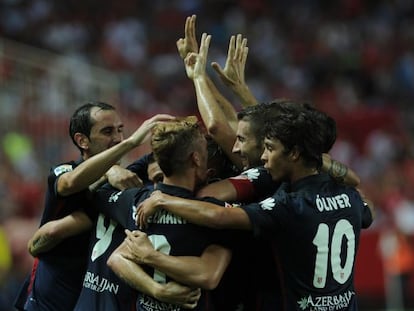 Los jugadores del Atl&eacute;tico celebran el 0-1, obra de Koke.