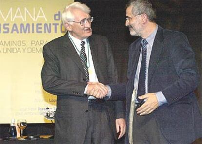 Jürgen Habermas (a la izquierda), con el presidente del Círculo de Bellas Artes de Madrid, Juan Miguel Hernández de León, ayer, tras recibir la medalla de oro.