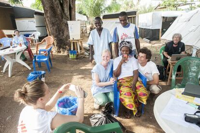Como Sia Bintou, cada superviviente al Ébola representa una victoria en la guerra contra la enfermedad. Todos quieren tomarse una foto con ella. Los pacientes que consiguen superar el virus no son contagiosos y, lo que es mejor, quedan inmunizados.