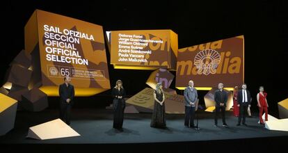 Foto del jurado del festival de San Sebastián, presidido por el actor, productor y director estadounidense John Malkovich (centro), en un momento de la gala de inauguración, celebrada en el Kursaal donostiarra.