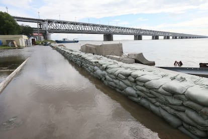 La ciudad de Jabárovsk lucha contra las inundaciones de este verano protegiendo las riberas del río Amur.