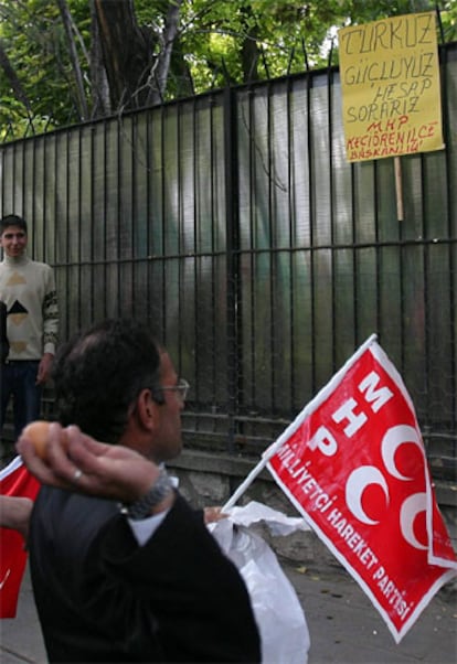 Un manifestante lanza huevos contra la Embajada francesa en Ankara, en protesta por la decisión del Parlamento de aprobar una ley sobre el genocidio armenio.