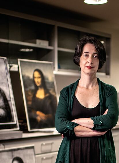 <strong>Esta profesional del Museo del Prado, de mirada atenta y buena mano técnica, accedió un buen día a las entrañas de una tabla de nogal que se exponía sin mayor atención en una de sus salas. Y descubrió que tras su modestia escondía una obra pintada en el mismo taller del maestro Leonardo da Vinci. </strong></p><p>Por<strong> Miguel Zugaza</strong></p><p>Las nuevas técnicas de documentación (radiografías, reflectografías…) nos permiten estudiar con mayor profundidad la obra de arte, acercándonos al detalle y de allí misteriosamente penetrar la superficie para observar lo que no se muestra ante nuestra mirada sensible. Ana González Mozo es una de las jóvenes profesionales del Museo del Prado que facilitan a conservadores y restauradores ese ojo técnico que sin sustituir al cerebral lo potencia extraordinariamente. A ella le correspondió trascender a la imagen visible de una antigua copia de la célebre La Gioconda de Leonardo, siempre bien estimada en la colección real, pero que se exponía con cierto desdén en el museo desde su fundación. Accediendo a las entrañas del dibujo subyacente de esta noble tabla de nogal pudo comprobar que detrás de un viejo repinte oscuro se encontraba el paisaje inacabado que se ve en el famoso original y, aún más sorprendente, que las correcciones llevadas a cabo por el hasta entonces modesto copista se ajustaban sorprendentemente a las realizadas por el maestro. ¡La Gioconda de Madrid fue pintada en el mismo taller de Leonardo! Nos lo contó Ana una mañana sin exclamaciones a Gabriele Finaldi, Miguel Falomir y a mí. Lo demás, obra y gracia de la delicada restauración de nuestra compañera Almudena Sánchez. Voilà!</p><hr /><p><strong>Miguel Zugaza es director del Museo del Prado.<strong></p>