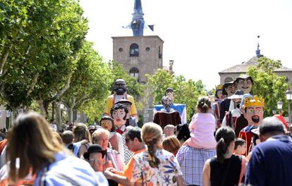 Desfile de gigantes y cabezudos en las fiestas de Alcalá de Henares.