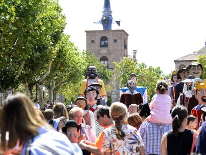 Desfile de gigantes y cabezudos en las fiestas de Alcalá de Henares.