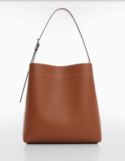 Bolso estilo shopper con asa ajustable y tres compartimentos. De Mango. 39,99 euros.