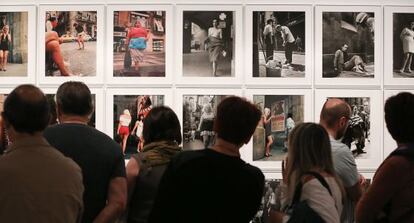 Asistentes a las 20,30 horas de ayer, viendo las fotografías de Joan Colom en el MNAC.