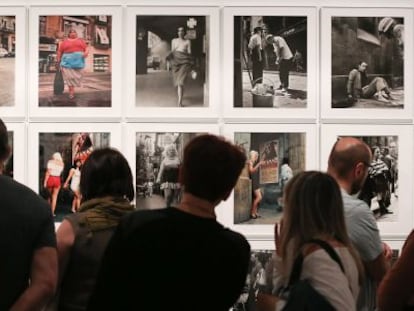 Asistentes a las 20,30 horas de ayer, viendo las fotograf&iacute;as de Joan Colom en el MNAC. 