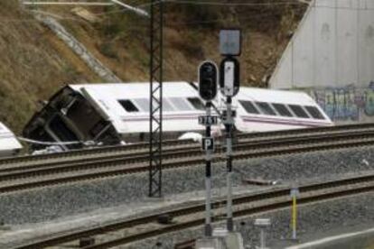 Vagones del convoy siniestrado en el descarrilamiento de un tren ocurrido anoche en Santiago de Compostela.