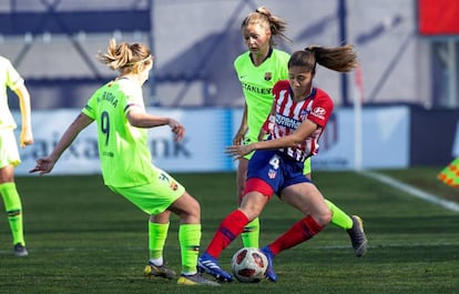 Laia Alexandrei (d) controla el balón ante Mariona Caldentey (i).