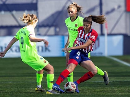 Lola Alexandrei (d) controla el balón ante Mariona Caldentey (i).