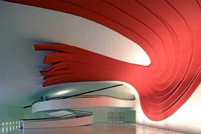 El vestíbulo del nuevo auditorio de Óscar Niemeyer en São Paulo.