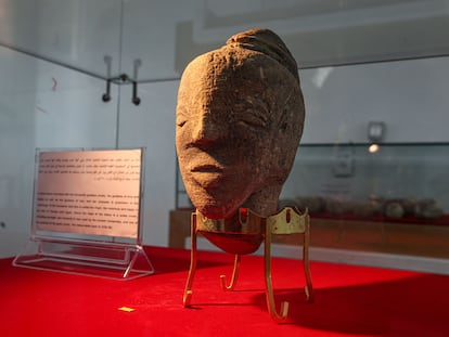 Busto de la deidad cananea Anat encontrado por un agricultor mientras araba sus tierras cerca del muro erigido por Israel en la frontera de la Franja.