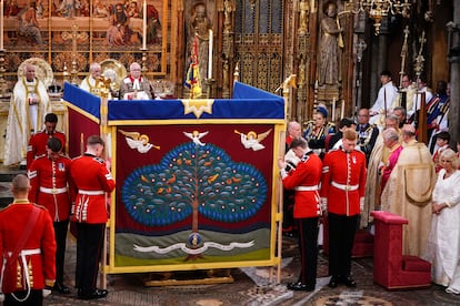 El monarca ha sido ungido con aceite traído de Jerusalén, único momento oculto al público. El deán de Westminster, David Hoyle, ha derramado el óleo consagrado de una ampolla de oro con forma de águila en una cuchara, también de oro, en la que el arzobispo de Canterbury, Justin Welby, ha mojado dos dedos y ha ungido a Carlos en las manos, la cabeza y el pecho, a la altura del corazón. 