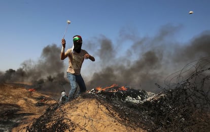 Un manifestante palestino lanza una piedra durante las protestas contra las tropas de Israel frente a la frontera de Gaza, el 8 de junio.