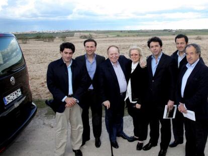 Sheldon Adelson (tercero por la izquierda) y su esposa junto a representantes p&uacute;blicos durante su visita a los terrenos de Eurovegas en Alcorc&oacute;n, en mayo de 2012.