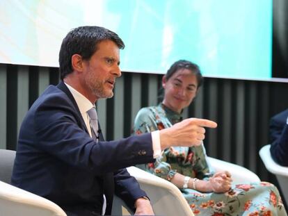 Manuel Valls y Felipe González, durante un momento de su coloquio de ayer en Madrid, que fue moderado por la subdirectora de EL PAÍS Eva Sáiz.