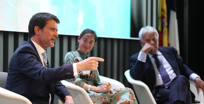 Manuel Valls y Felipe González, durante un momento de su coloquio de ayer en Madrid, que fue moderado por la subdirectora de EL PAÍS Eva Sáiz.