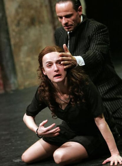 Camile Cayol (Andrómaca) y Christophe Gregoire (Pirro) en un momento de la representación.