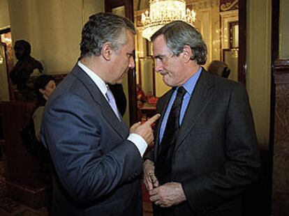 Javier Arenas, secretario general del PP, y Xavier Trias, portavoz parlamentario de CiU, en el Congreso.