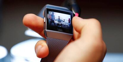 Un reloj inteligente de Fitbit.